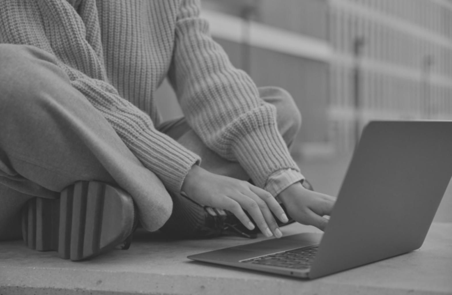 Estudiante trabajando en análisis de presupuesto familiar con gráficos y calculadora