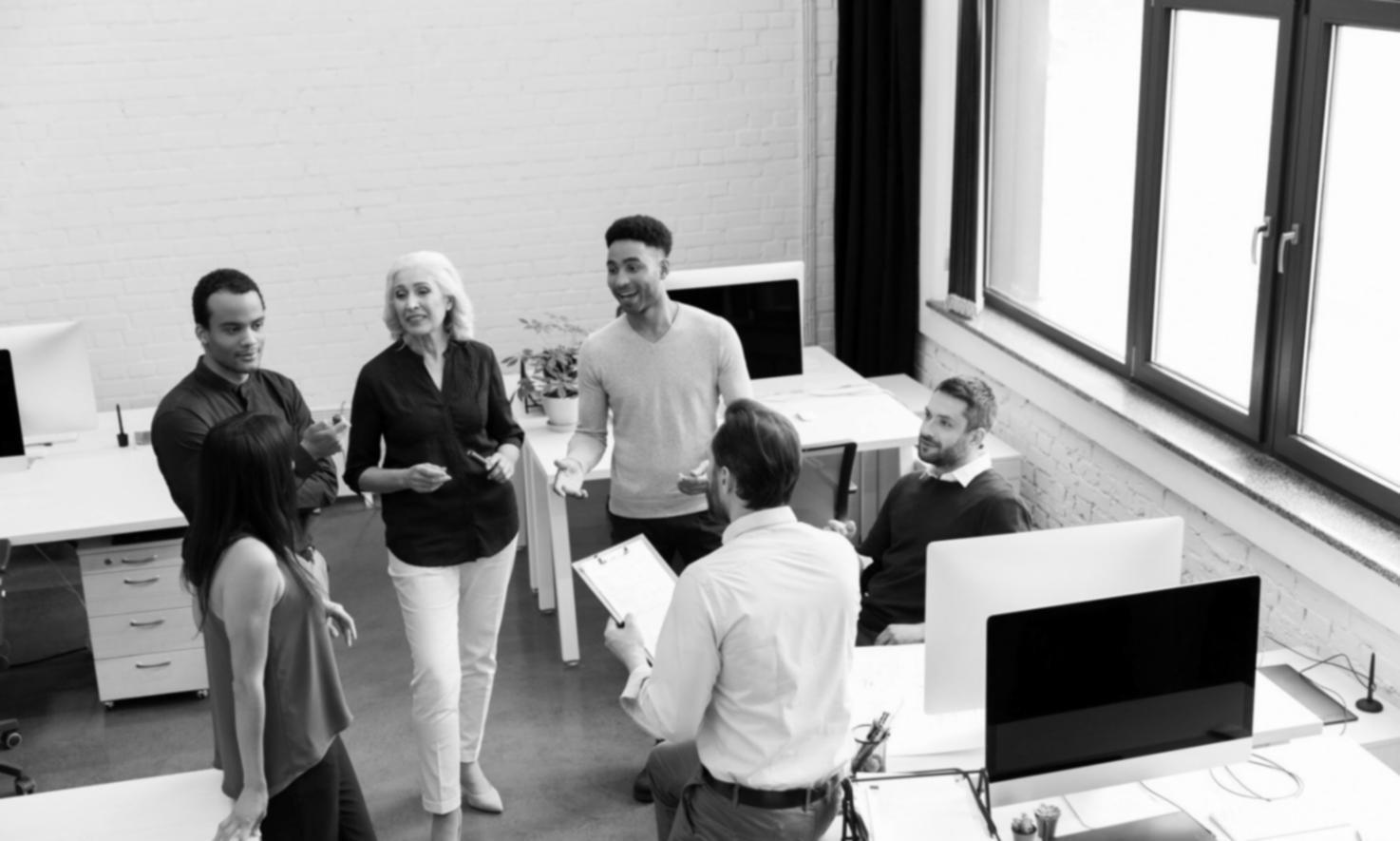 Espacio de trabajo con materiales de formación financiera